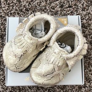 Freshly Picked Toddler Girls Moccasins Sz 3